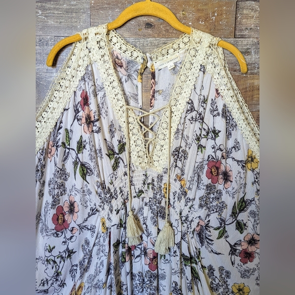 Coco & Jaimeson Floral Cold Shoulder W Ties And Crochet Trim - Picture 4 of 16